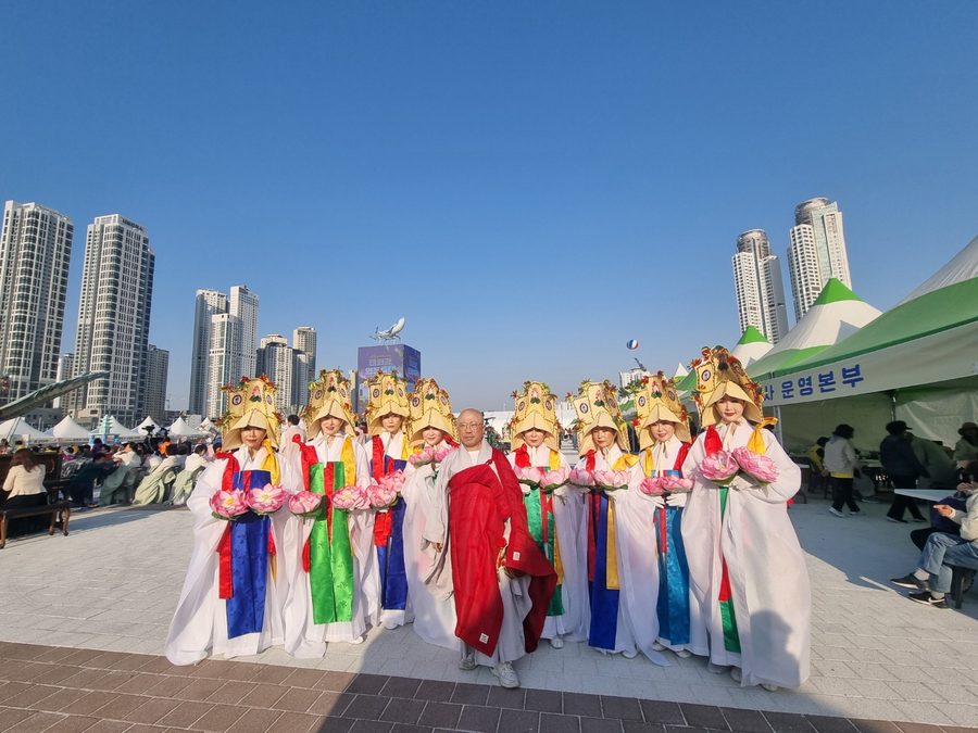 울산 태화강연등축제 무대 앞 아트불이예술단